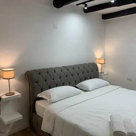 House Vico Lungo A Toledo Panzió